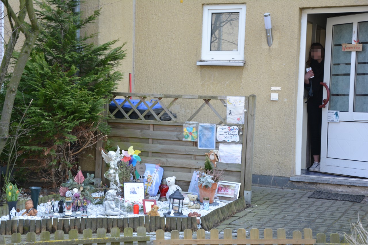 Am Haus von Jadens Familie wird mit Blumen, Spielfiguren und Briefen an den Jungen erinnert.