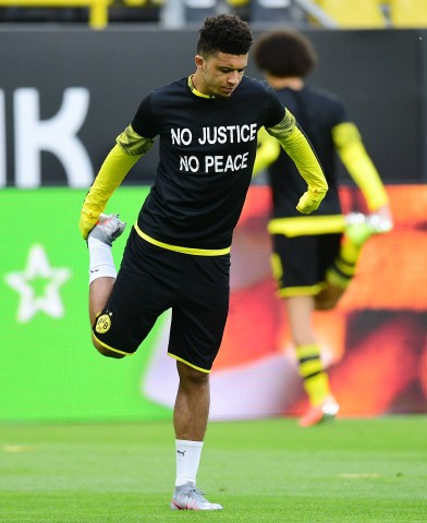 Jadon Sancho im Tshirt mit der Aufschrift „No Justice, No Peace“.