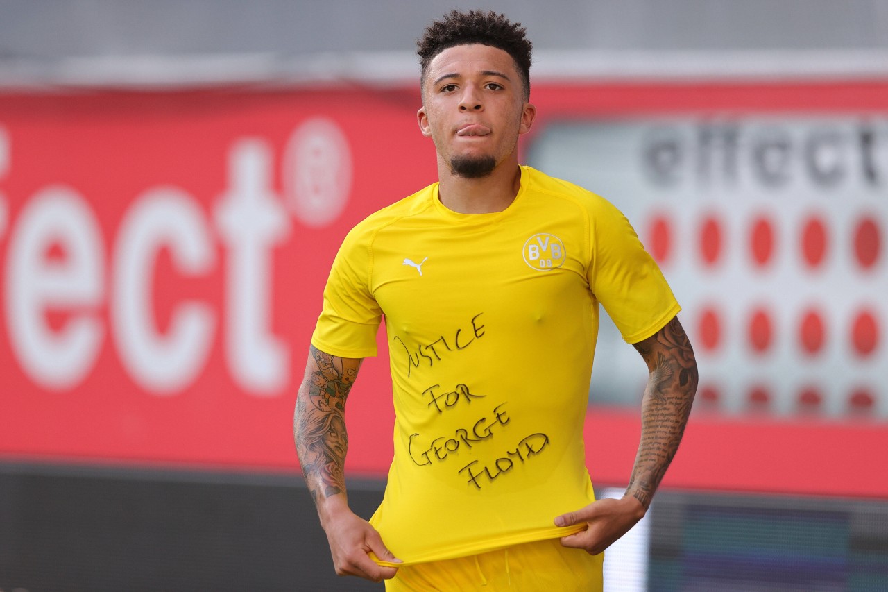Nach seinem ersten Treffer gegen den SC Paderborn am 31. Mai 2020 zog Jadon Sancho sein T-Shirt aus und zeigte eine Botschaft für den ermordeten George Floyd.