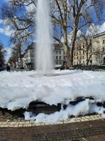 Aus dem Brunnen sprudelte statt klarem Wasser eine Menge Schaum. 