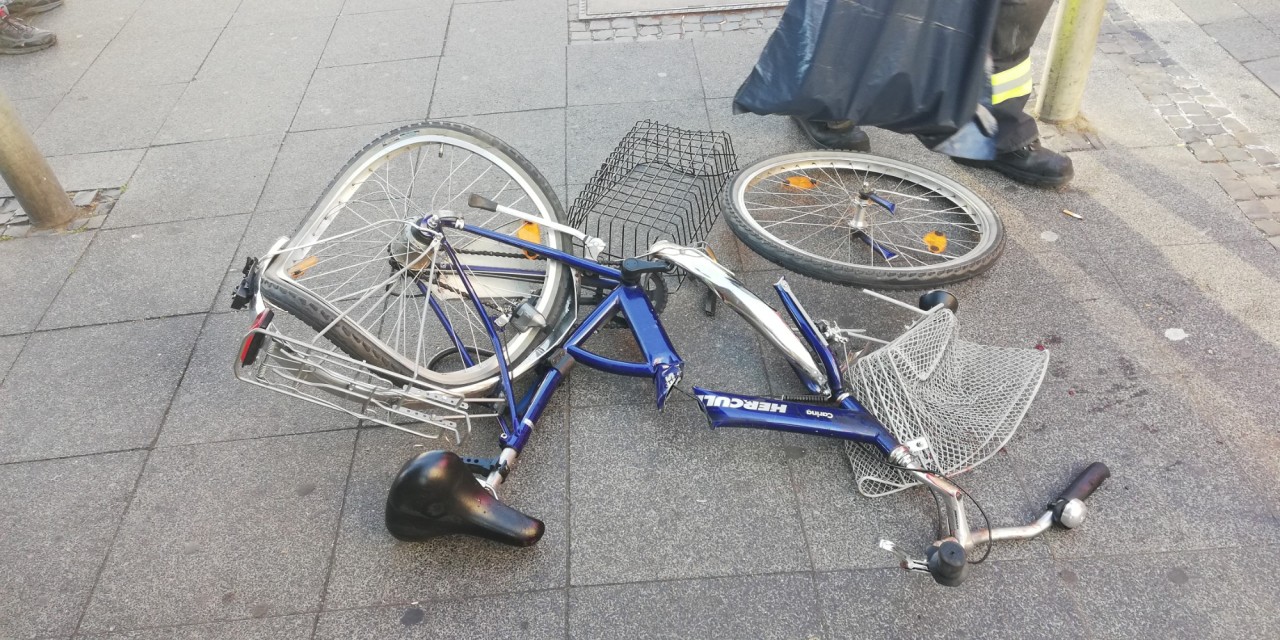 Der Fahrradfahrer wurde nach dem Unfall in ein Krankenhaus gebracht. 