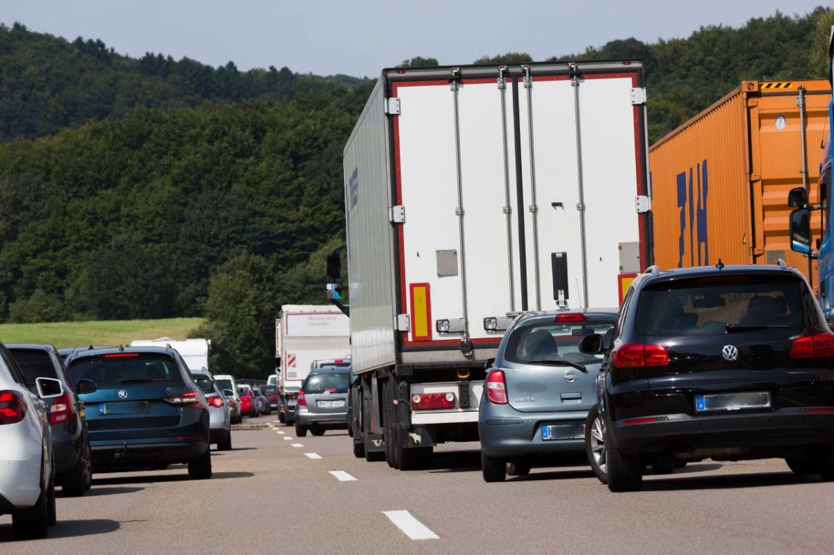 Schwerer Unfall auf der A2 bei Dortmund: Vier Lkw krachen