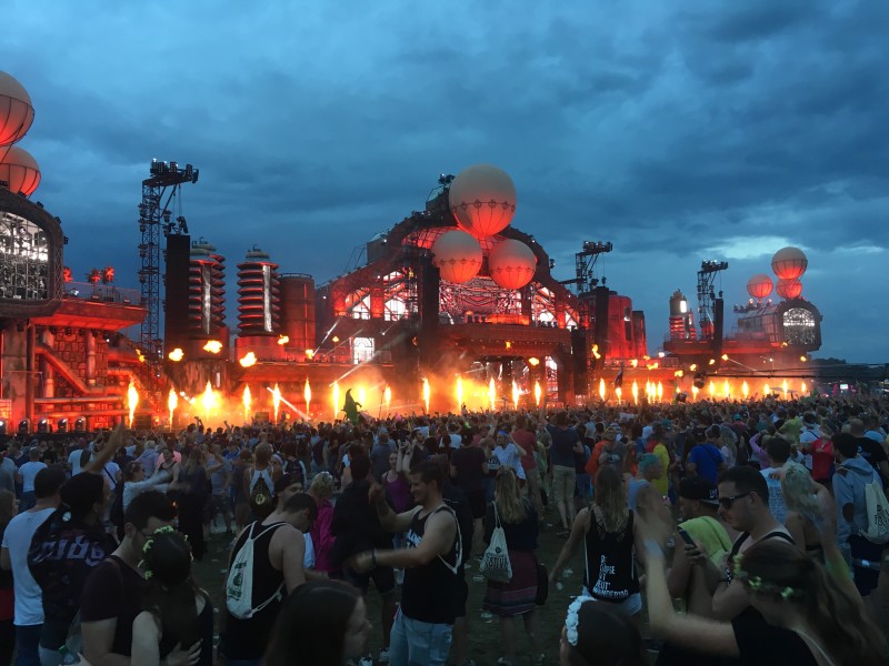 Feuerfontänen beim Parookaville 2017. Hier die Hauptbühne.