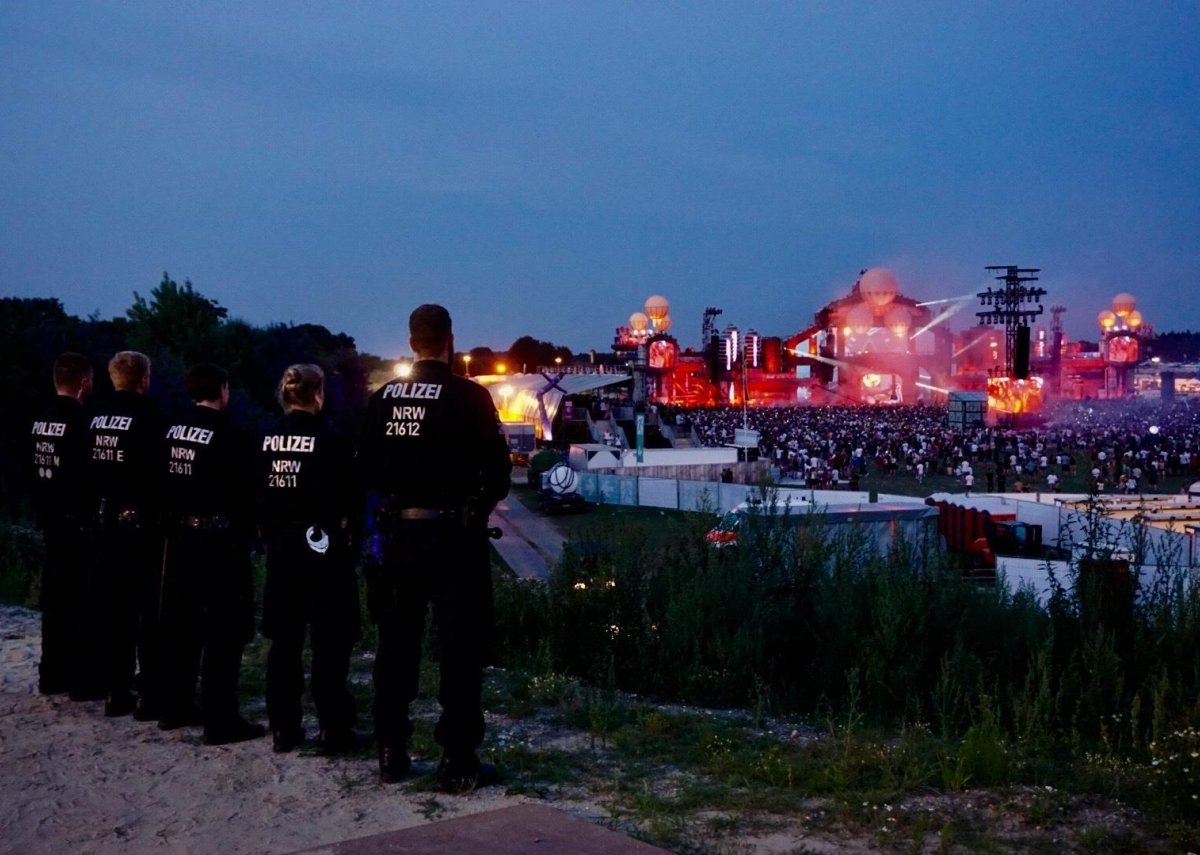 Polizisten Parookaville 2017.jpg