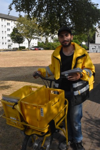Abdulhakam ist seit vier Monaten als Postbote in Duisburg-Rheinhausen tätig.