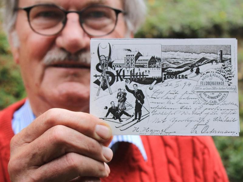 Reinhard Janus vom Skiclub Todtnau zeigt eine historische Postkarte vom Hotel Feldberger Hof.