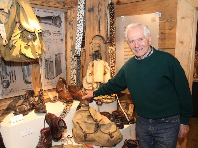Im Schwarzwälder Skimuseum zeigt Georg Thoma historische Wintersportausrüstung - damit würde sich heute wohl niemand mehr auf die Piste trauen.
