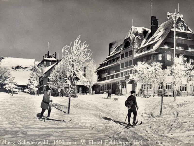 Im Feldberger Hof - hier eine historische Aufnahme von ca. 1911 - konnten sich früher nur wohlhabende Menschen eine Übernachtung leisten - Wintersport war damals noch kein Massenphänomen.
