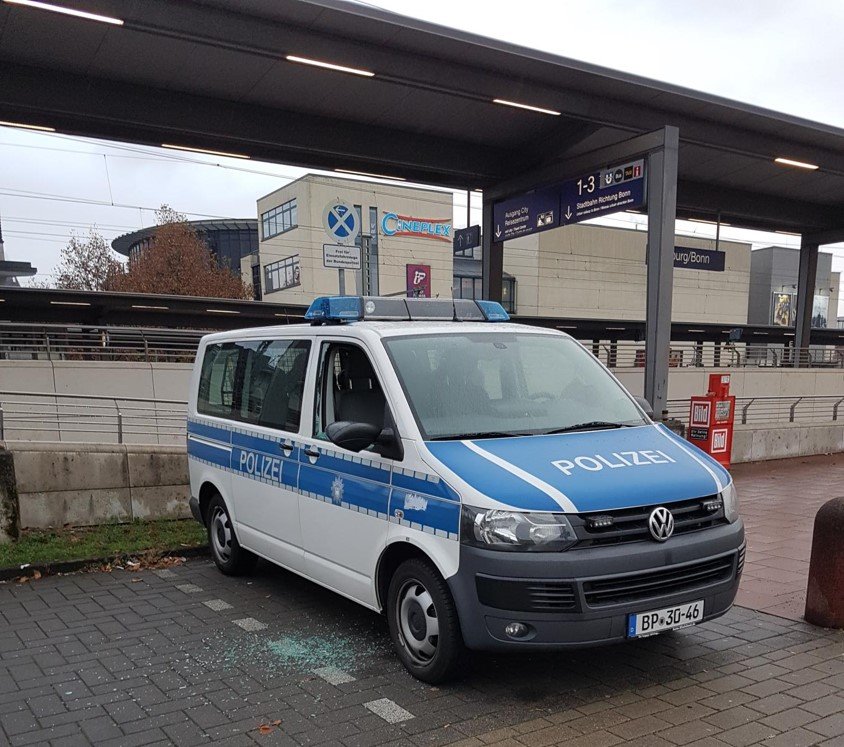 Siegburg-Polizeiauto-Scheibe-kaputt.jpg