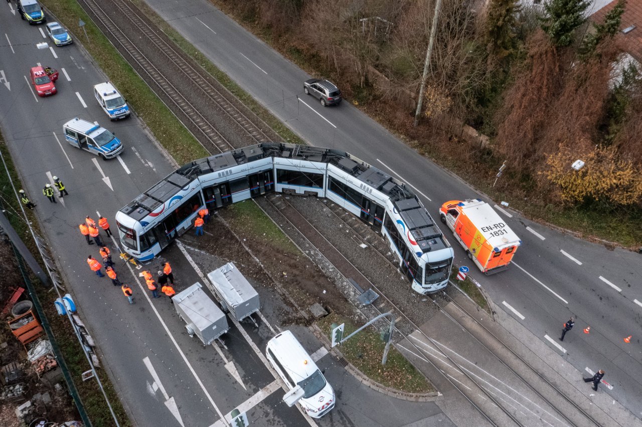 Lkw Kracht In Straßenbahn: 11 Verletzte Bei Unfall In Bochum - DerWesten.de