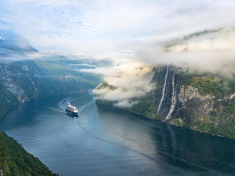 Tui-Cruises-Schiff im Geirangerfjord in Norwegen: Nordeuropa-Kreuzfahrten sind im Sommer beliebt.