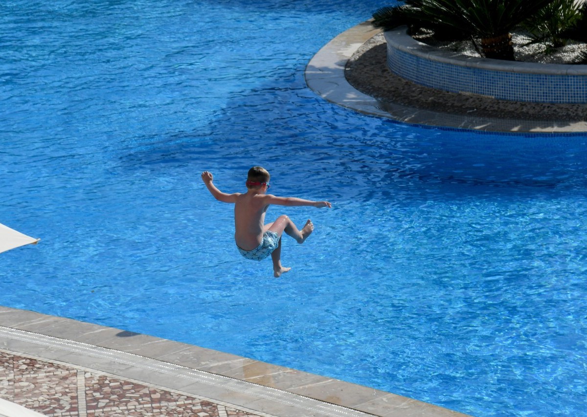 In einem Urlaub auf Mallorca ist ein Kind nach einem Unfall im Pool gestorben. (Symbolbild)