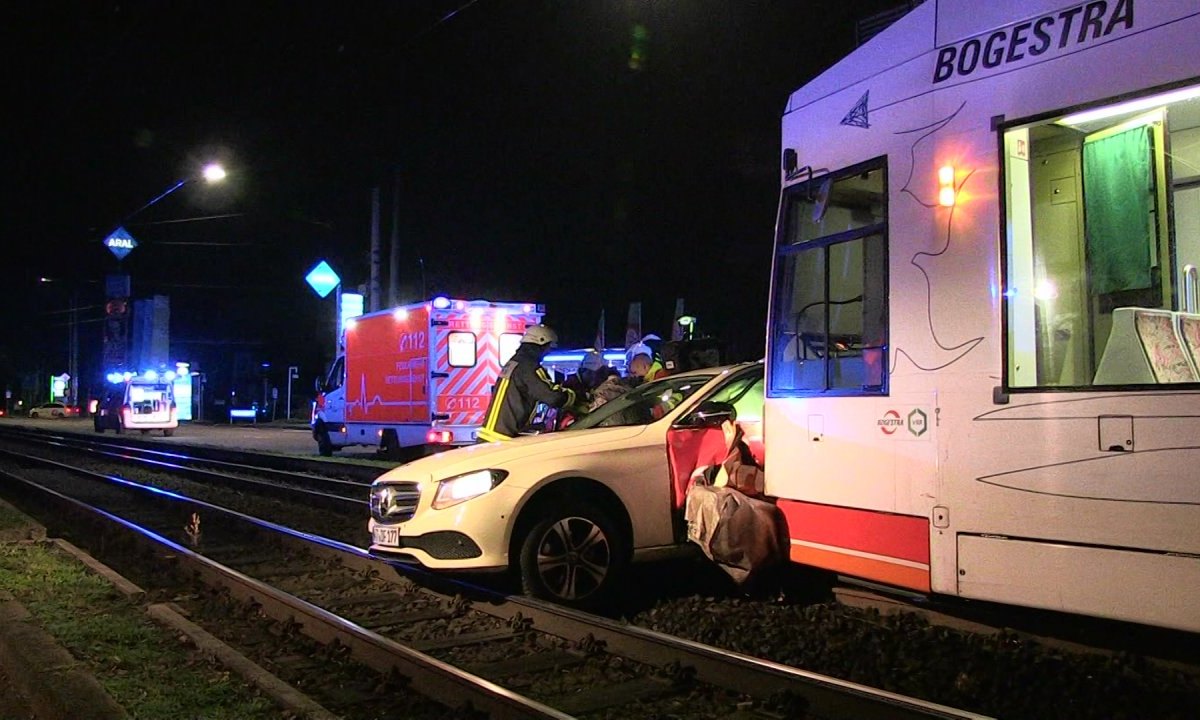 VU Bochum Strassenbahn gegen Taxi.jpg