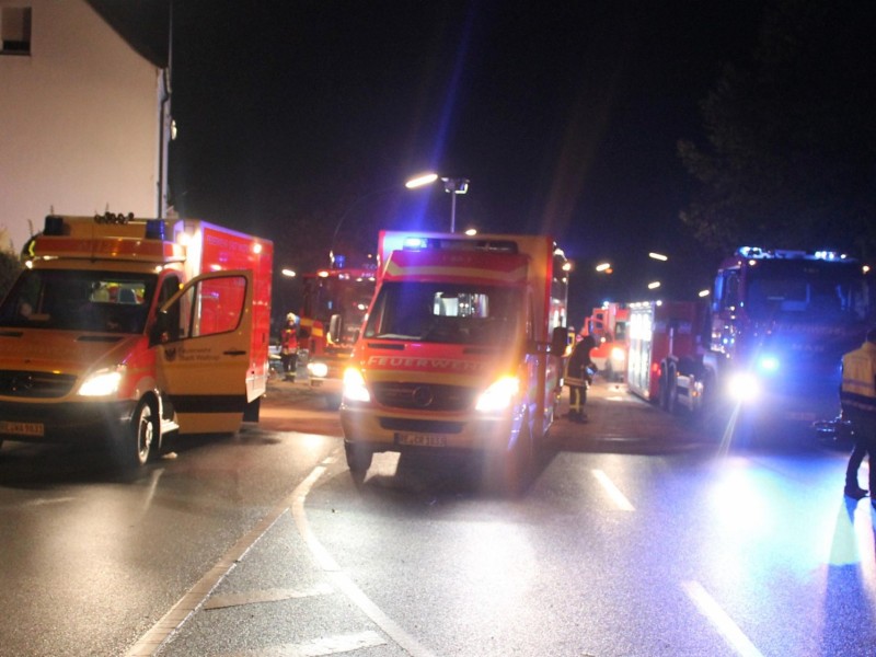 Ein tragischer Unfall in der Nacht zum Dienstag 06.11.2012 in Waltrop endet für vier Jugendliche im Krankenhaus – zwei waren eingeklemmt. Foto: Björn Jadzinski / WAZ FotoPool