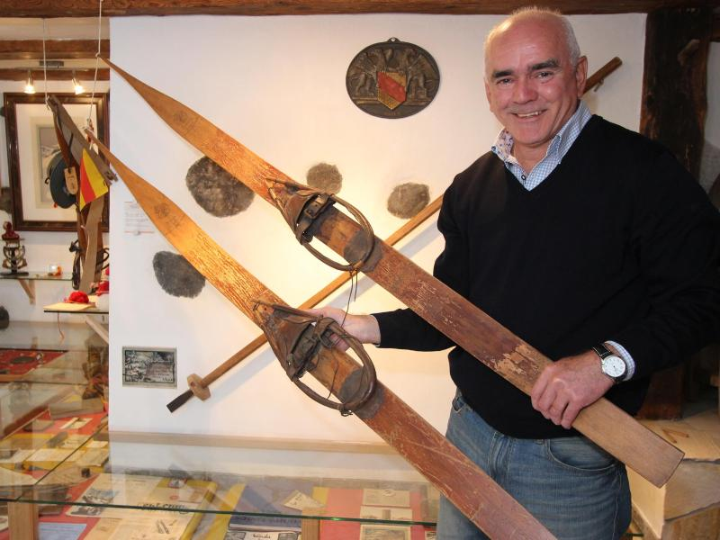 Walter Strohmeier zeigte alte Skier, die noch sein Großvater Ernst Köpfer hergestellt hat - der gründete mit Ski-Köpfer die erste Serienproduktion von Skiern in Europa.