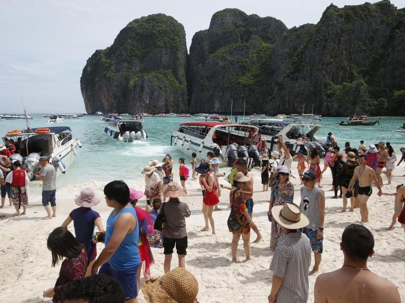 Wegen der massiven Umweltschäden, die der Touristenansturm verursachte, verhängte die thailändische Regierung 2018 ein Besuchsverbot. Nun wird die Bucht wieder geöffnet.