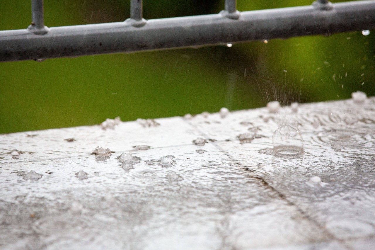 Wetter in NRW: Nicht wunder, es könnte bei dir heute noch hageln - im August. (Symbolbild)