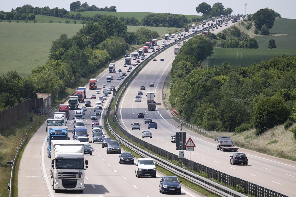 Zahlreiche Autos und LKW fahren auf der Autobahn 4.