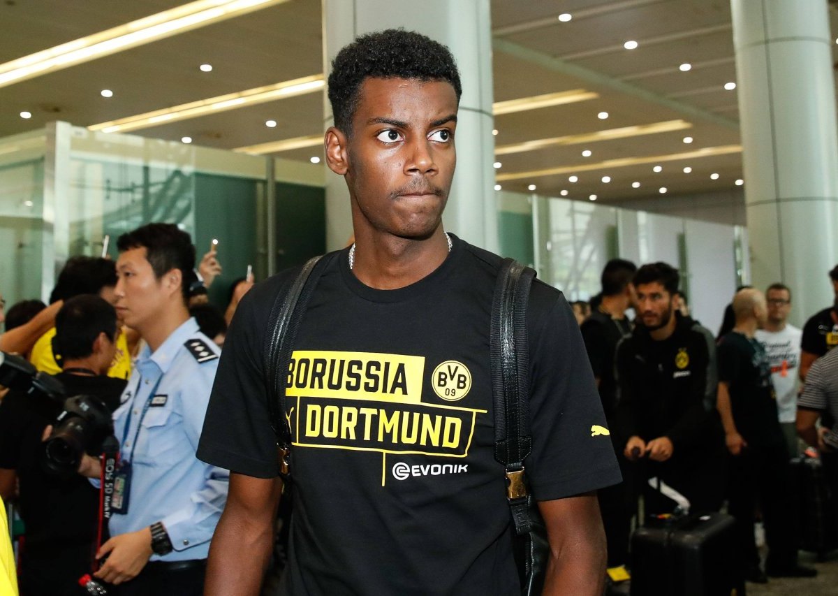 alexander-isak-bvb-flughafen.jpg