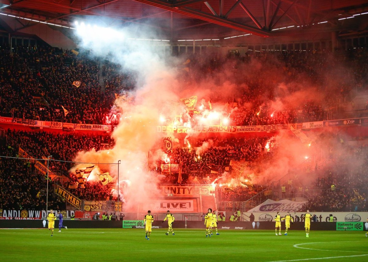 bvb-dortmund-düsseldorf-fans-pyro