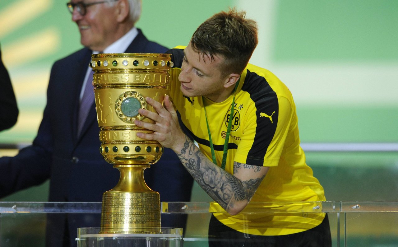 BVB-Fans dürfen den DFB-Pokal anfassen