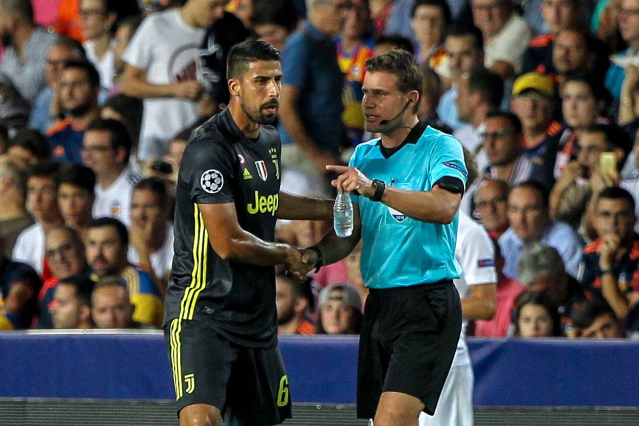 Sami Khedira redete auf seinen Landsmann Felix Brych ein, doch es half nicht.