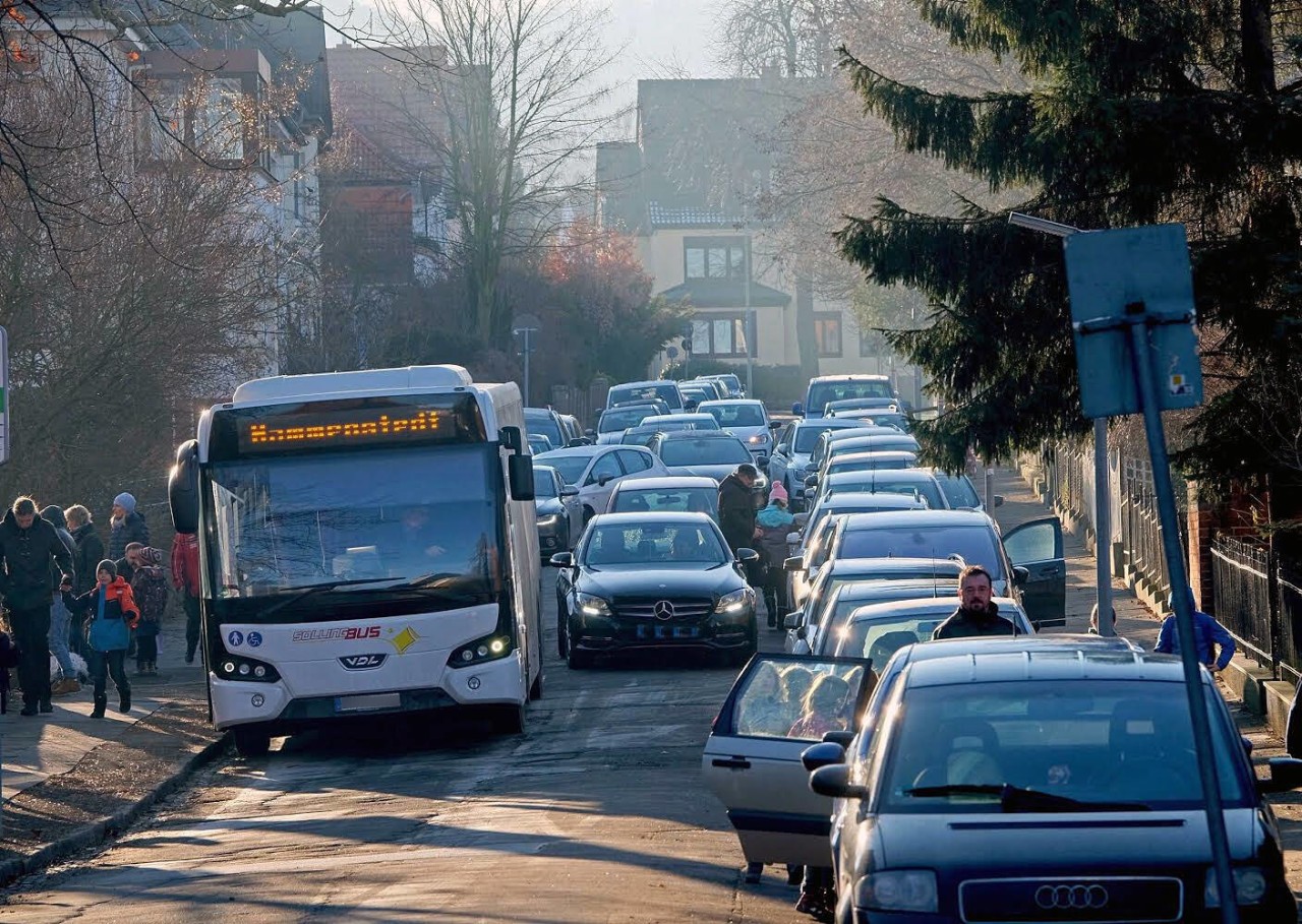 Volle Straßen in Dortmund: Zu Schulbeginn verstopfen Elterntaxis vielerorts die Straßen. 