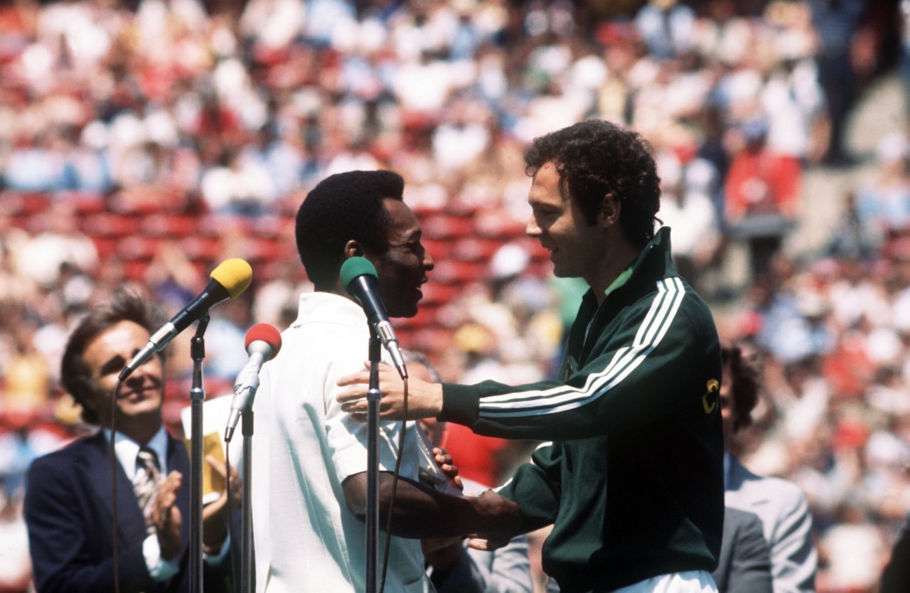 Spielten zusammen bei Cosmos New York - Beckenbauer (re.) und die brasilianische Fußball-Legende Pele.