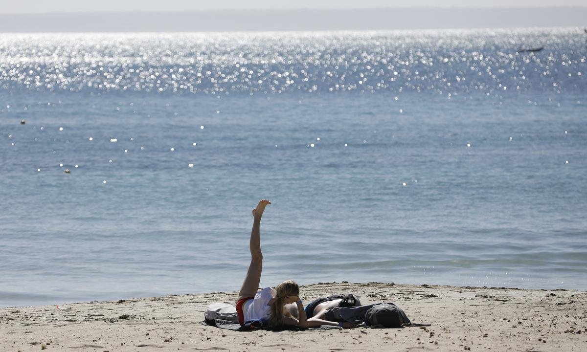 file7ljm3gup681cpt8n6i2.jpgMenschen sonnen sich am Strand von Palmanova auf der Urlaubsinsel Mallorca. Auf Mallorca beginnt die Hochsaison Anfang Mai.