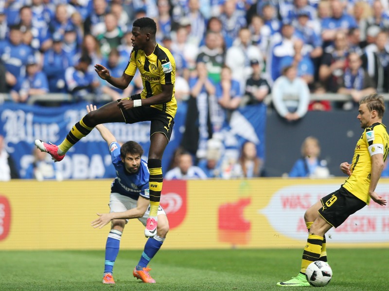 Überraschung in der Schalker Mannschaftsaufstellung: Coke, hier im Zweikampf mit Dembéle durfte im Derby gegen den BVB sein Bundesliga-Debut feiern.