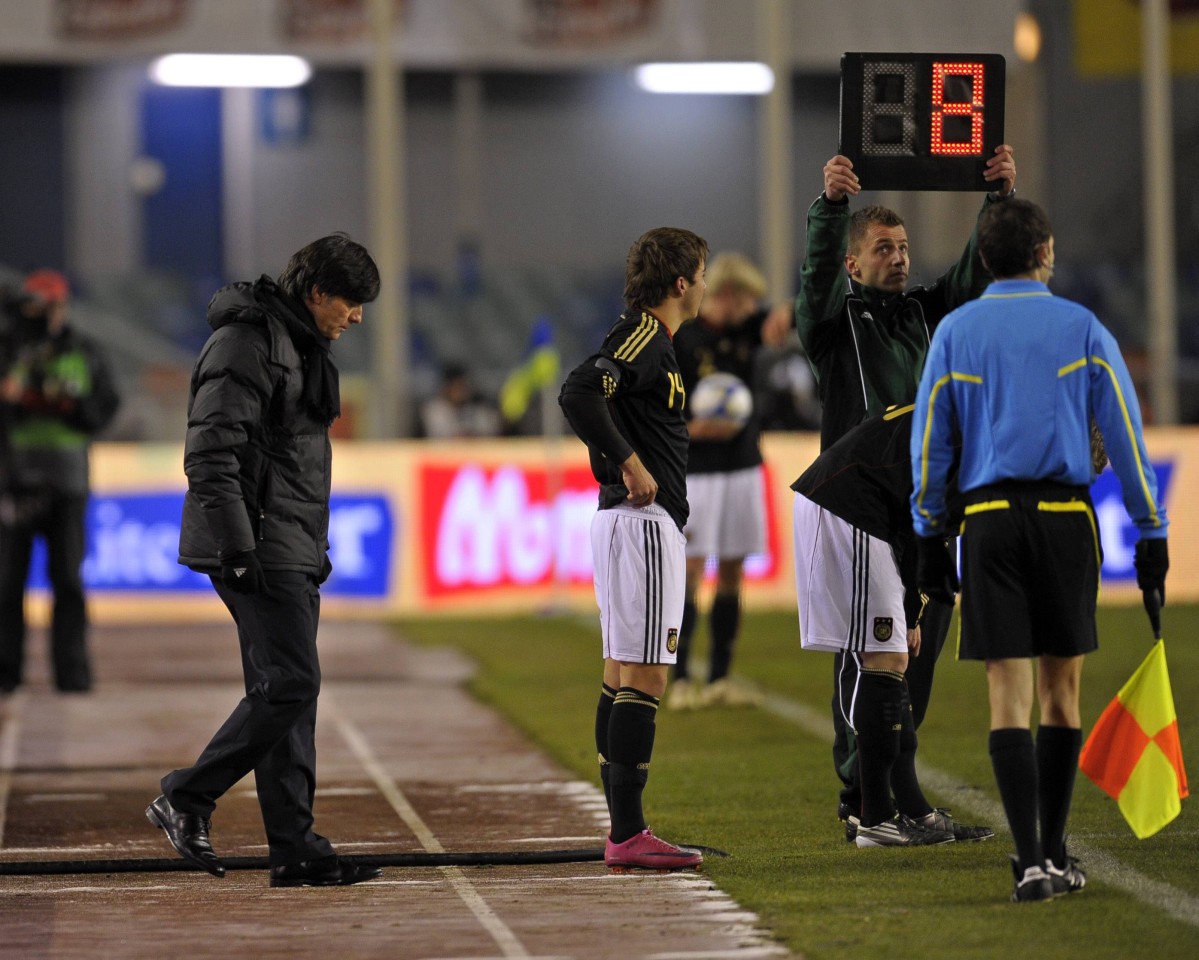 Am 17. November 2010 schenkt Löw dem 18-jährigen Mario Götze gegen Schweden (0:0) das Nationalelf-Debüt.