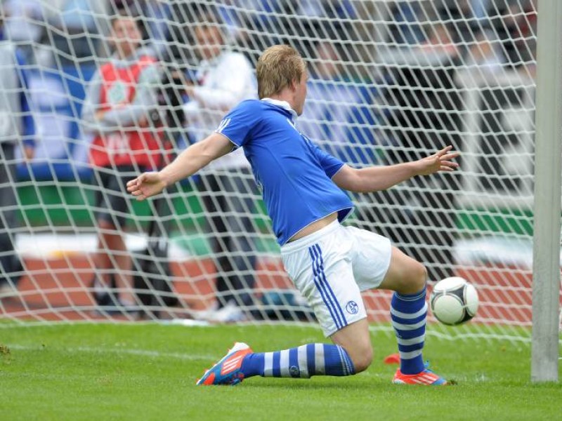 Das Team von Trainer Norbert Elgert besiegte im Finale den FC Bayern München mit 2:1. Die Bayern waren in der 59. Minute in Führung gegangen, doch dann drehten die Schalker durch die Tore von René Klingenburg und Philipp Hofmann das Spiel. Die A-Junioren des FC Schalke feierten damit den Meistertitel 2012. 