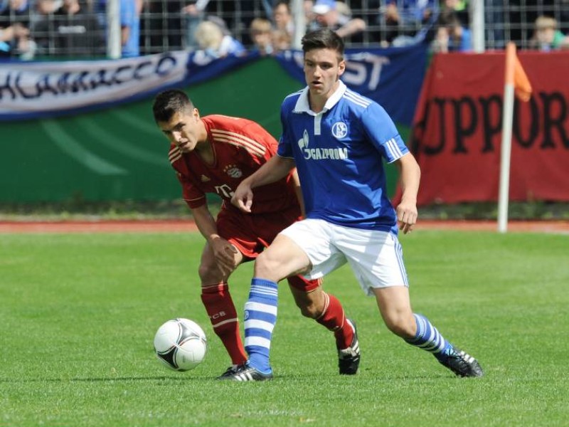 Das Team von Trainer Norbert Elgert besiegte im Finale den FC Bayern München mit 2:1. Die Bayern waren in der 59. Minute in Führung gegangen, doch dann drehten die Schalker durch die Tore von René Klingenburg und Philipp Hofmann das Spiel. Die A-Junioren des FC Schalke feierten damit den Meistertitel 2012. 