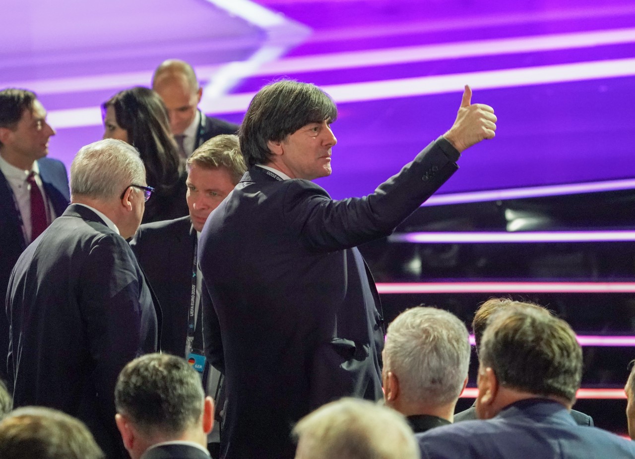 Jogi Löw mit Daumen nach oben. 