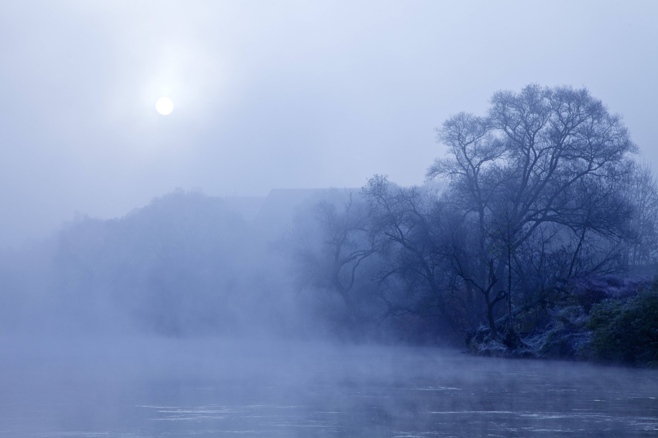 Das Wetter in NRW wird eisig. Auf diesem Symbolbild zu sehen: Das Ruhrtal im Nebel. 