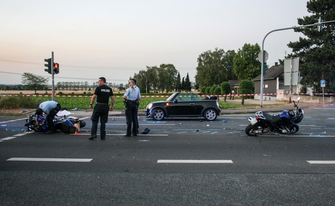 Schrecklicher Unfall In NRW: Motorradfahrer (52) Muss Zusehen, Wie ...