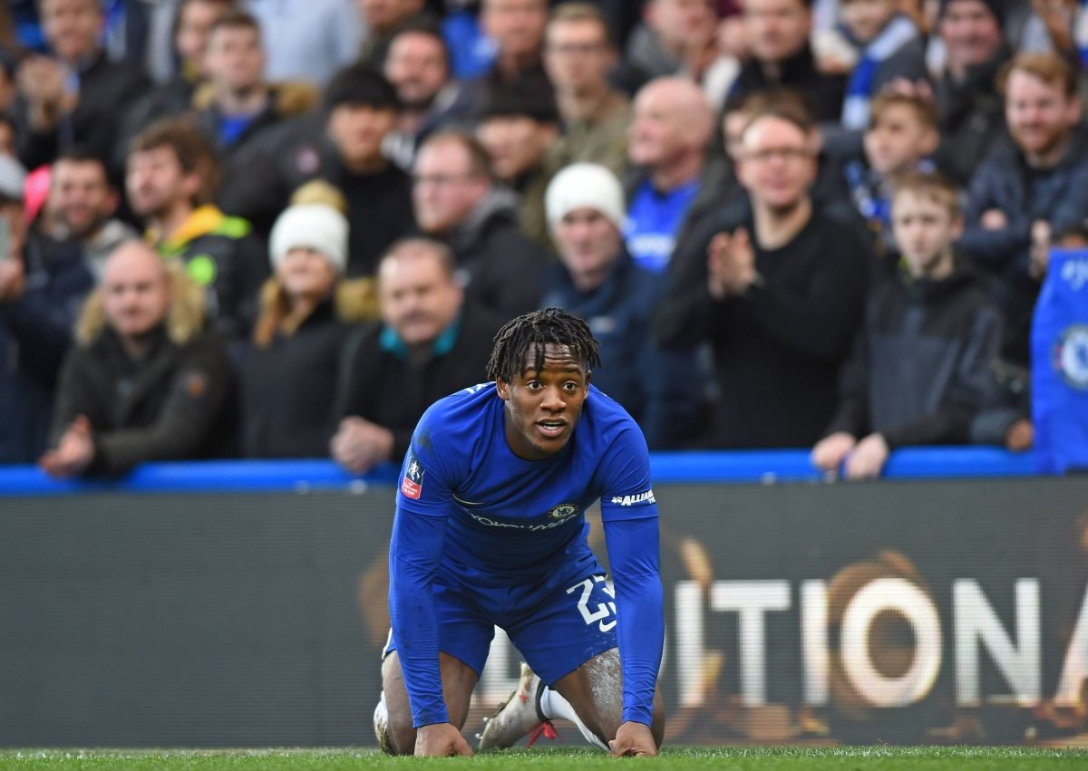 michy-batshuayi-chelsea-knie.jpg