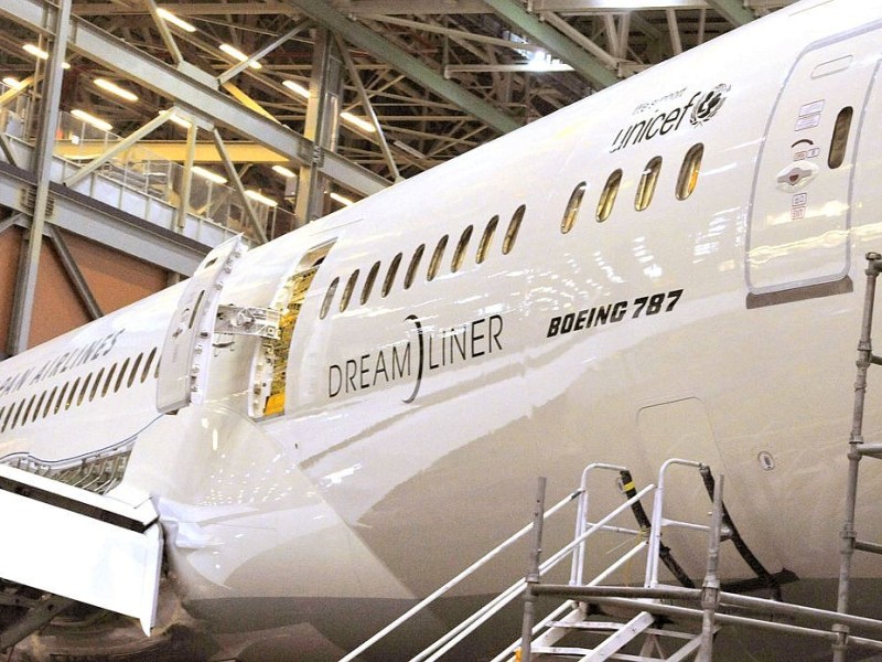 ...der Aufschrift Dreamliner auf der Kabine steht eine 787 noch im Hangar. Dieser...