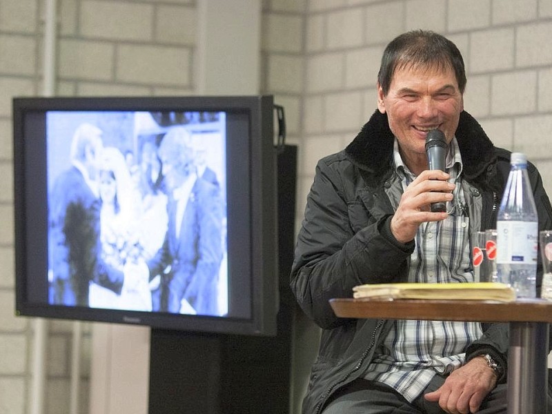 Talkrunde mit Norbert Nigbur bei der Veranstaltung - Ein Abend unter Schalkern - , in der es um die Pokalsiger - Mannschaft von 1972 ging, am Dienstag, 20.03.2012 im Presseraum der Veltins - Arena in Gelsenkirchen.Foto: Bernd Lauter / WAZ FotoPool