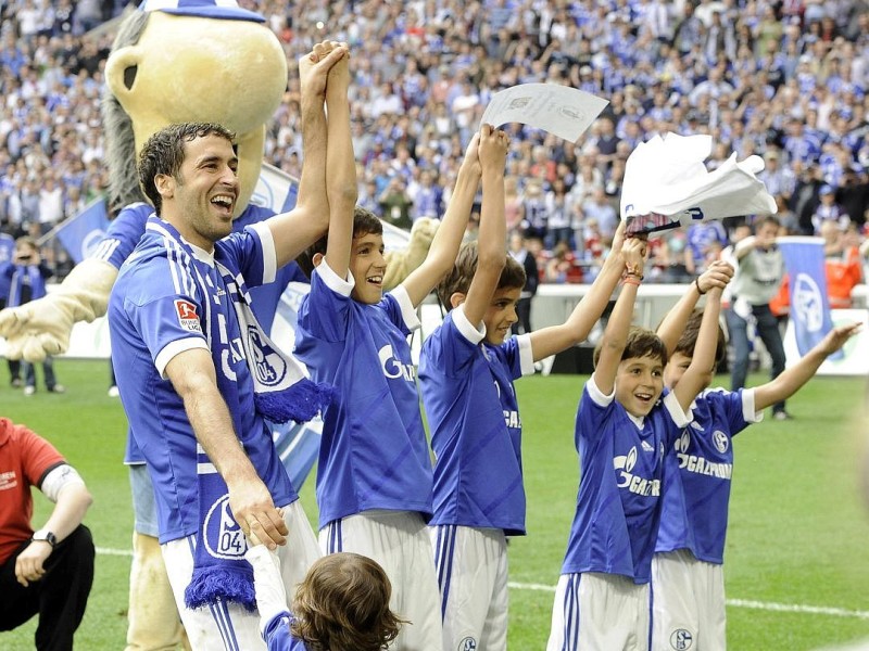 Mit stehenden Ovationen verabschiedeten sich die Fans des FC Schalke von ihrem Liebling Raúl. Der Spanier drehte mit seinen Kindern ein paar Ehrenrunden durch die Arena und bedankte sich bei seinen Anhängern.