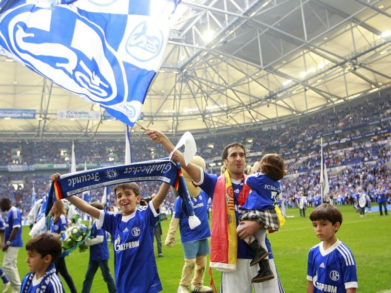 Mit stehenden Ovationen verabschiedeten sich die Fans des FC Schalke von ihrem Liebling Raúl. Der Spanier drehte mit seinen Kindern ein paar Ehrenrunden durch die Arena und bedankte sich bei seinen Anhängern.