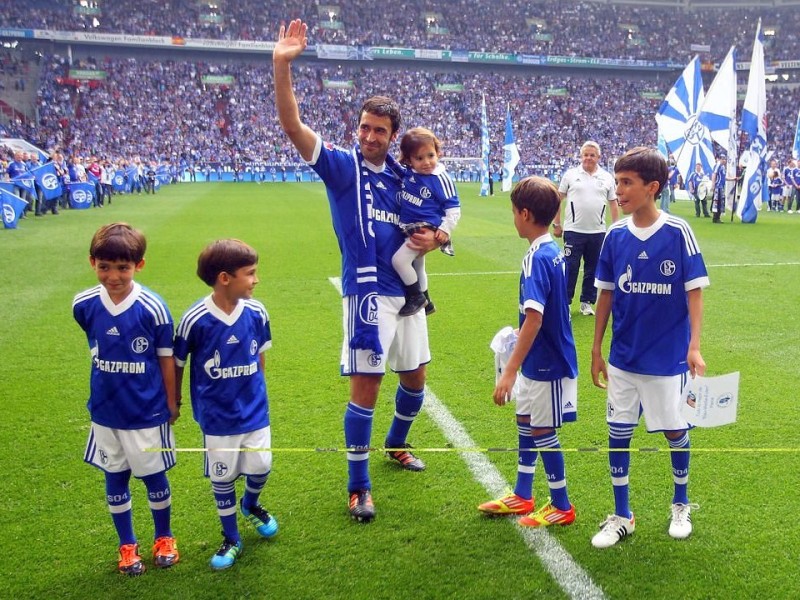 Mit stehenden Ovationen verabschiedeten sich die Fans des FC Schalke von ihrem Liebling Raúl. Der Spanier drehte mit seinen Kindern ein paar Ehrenrunden durch die Arena und bedankte sich bei seinen Anhängern.