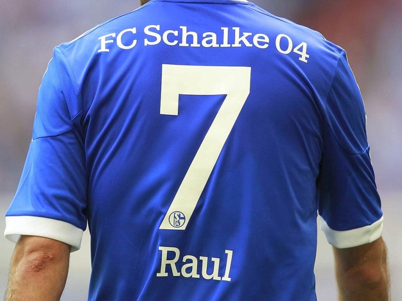 Mit stehenden Ovationen verabschiedeten sich die Fans des FC Schalke von ihrem Liebling Raúl. Der Spanier drehte mit seinen Kindern ein paar Ehrenrunden durch die Arena und bedankte sich bei seinen Anhängern.