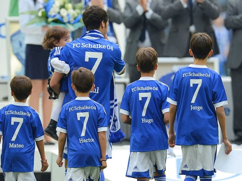 Mit stehenden Ovationen verabschiedeten sich die Fans des FC Schalke von ihrem Liebling Raúl. Der Spanier drehte mit seinen Kindern ein paar Ehrenrunden durch die Arena und bedankte sich bei seinen Anhängern.