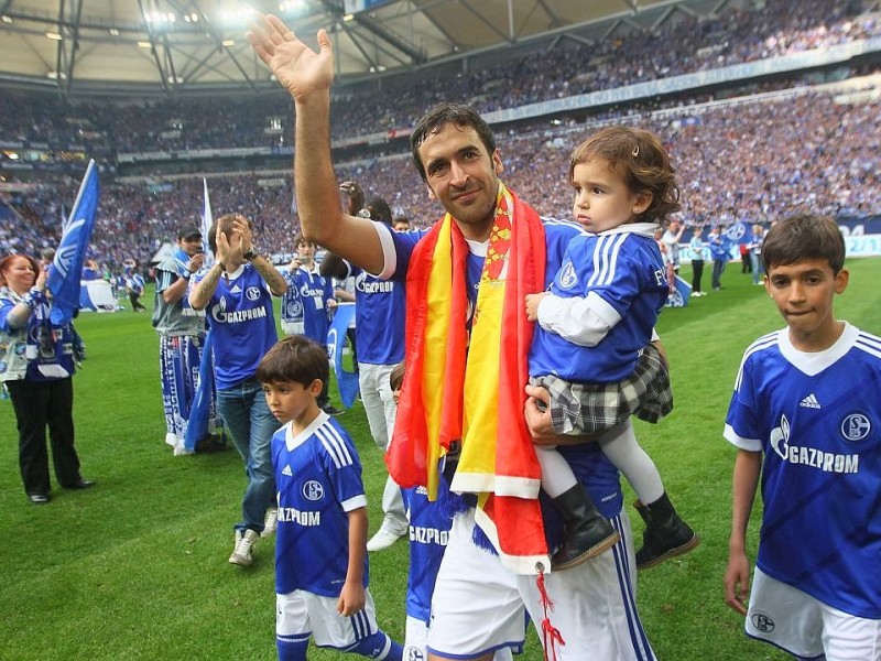 Mit stehenden Ovationen verabschiedeten sich die Fans des FC Schalke von ihrem Liebling Raúl. Der Spanier drehte mit seinen Kindern ein paar Ehrenrunden durch die Arena und bedankte sich bei seinen Anhängern.