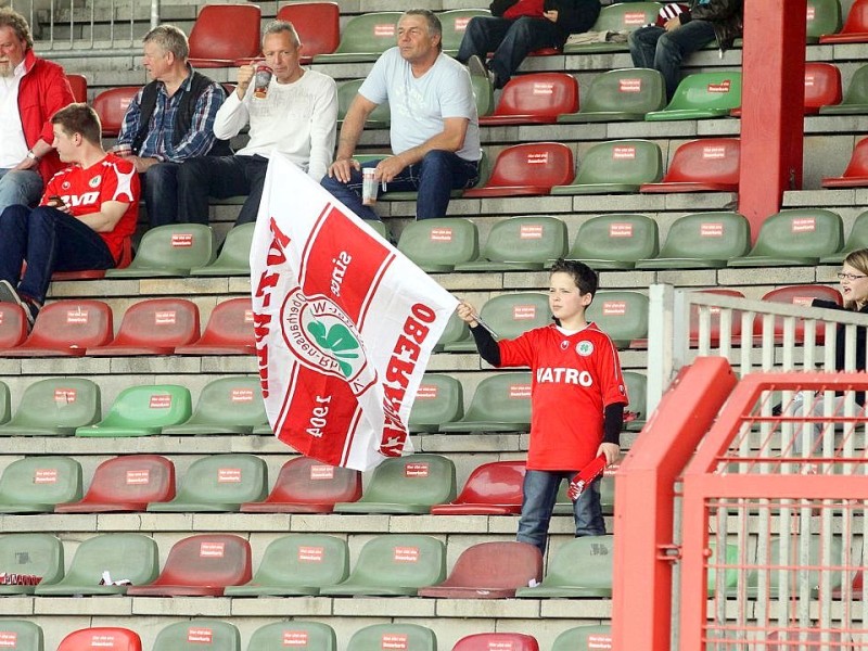 3. Fußball Bundesliga  RWO -  Jahn Regensburg am 28.04.2012 im Niederrheinstadion Oberhausen.Im letzten Heimspiel verlor RWO 1:2 und stieg damit in die Regionalliga abFoto: Kerstin Bögeholz / WAZ FotoPool