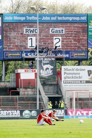 3. Fußball Bundesliga  RWO -  Jahn Regensburg am 28.04.2012 im Niederrheinstadion Oberhausen.Im letzten Heimspiel verlor RWO 1:2 und stieg damit in die Regionalliga abFoto: Kerstin Bögeholz / WAZ FotoPool