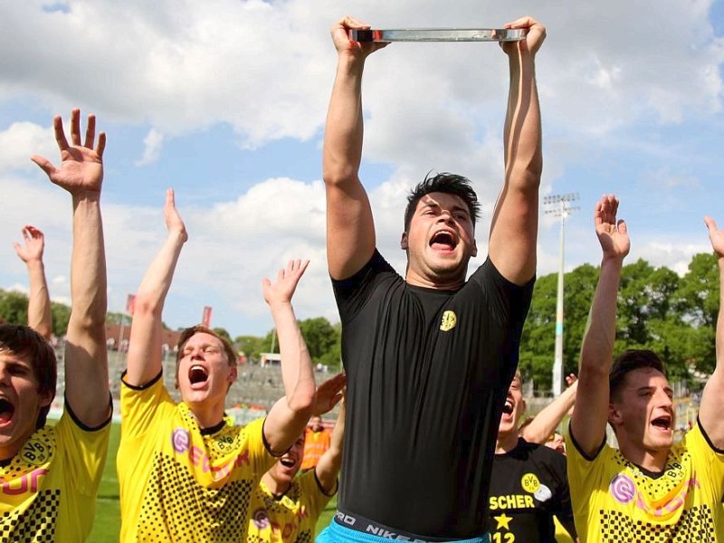 Nach dem 5:3-Sieg beim Wuppertaler SV jubelte die 2. Mannschaft von Borussia Dortmund über die Rückkehr in die dritte Liga.