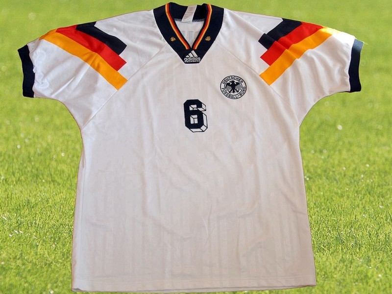 Das Trikot der EM-Mannschaft von 1992. Bei dem Pokalwettbewerb in Schweden gab es eine Neuerung auf den Trikots der Mannschaften. Auch auf der Frontseite musste nun in klein die Spielernummer stehen, lautete eine neue Bestimmung der UEFA und erstmals war auf dem Rücken der Spielername zu lesen.