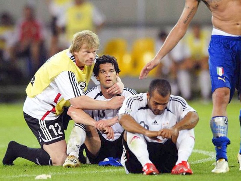 Torwart Oliver Kahn (li.) tröstet Michael Ballack (Mitte) und David Odonkor nach dem Ausscheiden im Halbfinale gegen Italien, das später auch den Titel holte.